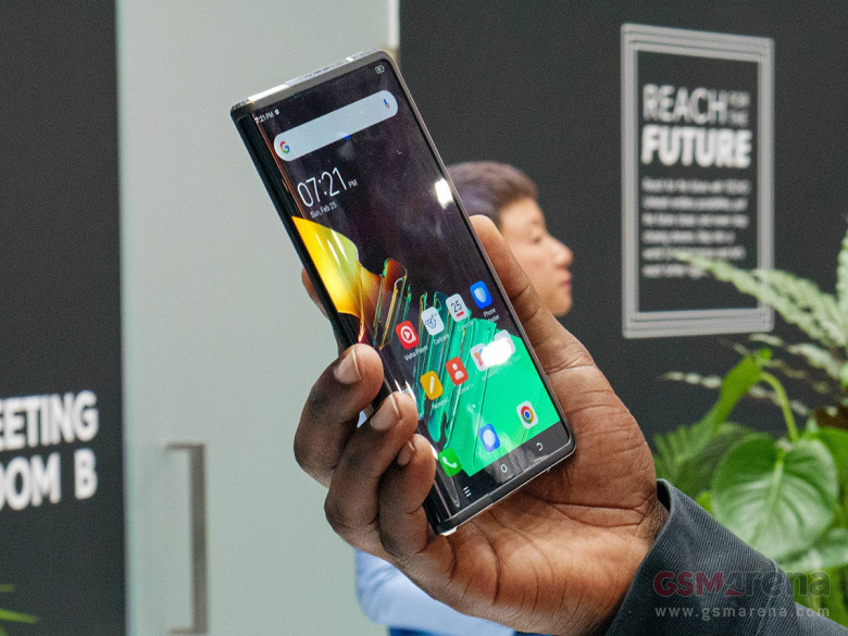 MWC 2024’te, bir kısmı ek ekran görevi gören kayar ekranlı çalışan bir akıllı telefon gösterildi. Tecno Phantom Ultimate’ın canlı fotoğrafları haberimizde