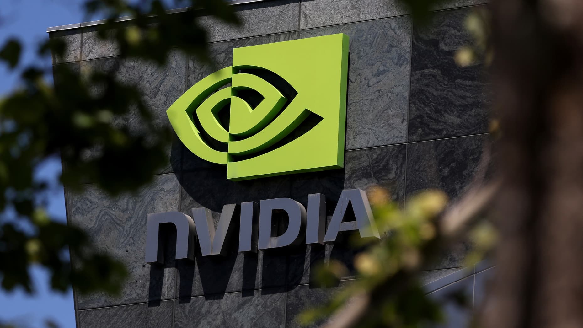 NVIDIA’nın Yeni Çipleri Aşırı Isınma Sorunu Yaşıyor mu? Yatırımcılar Endişelenmiyor